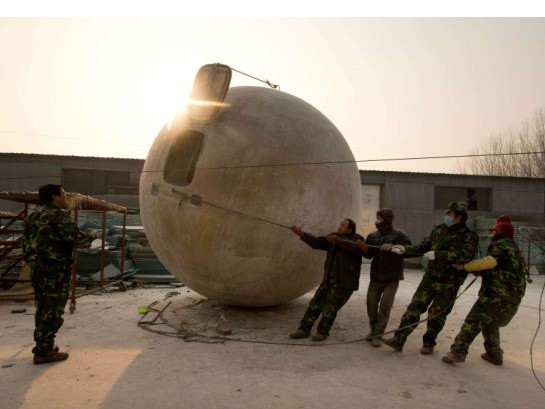 Nông dân tự chế cầu thép trốn 'Ngày tận thế'