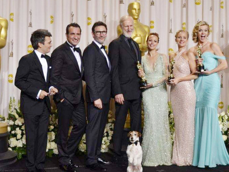 Đoàn làm phim “Nghệ sĩ”. Ảnh: Reuters