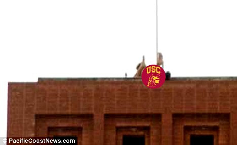 Giật mình cảnh sinh viên “yêu” trên nóc nhà