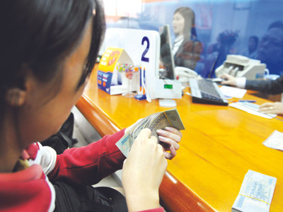 Cuộc đua lãi suất huy động lại khởi động Ảnh: Hồng Vĩnh