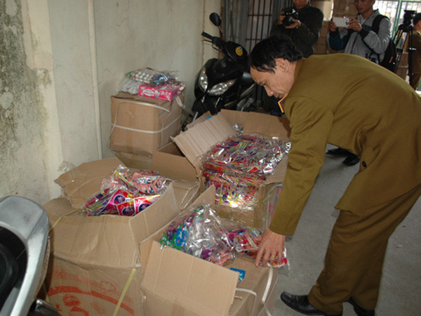 Cơ quan chức năng kiểm tra lô hàng