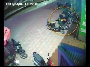 Tên trộm táo tợn dắt chiếc xe đi (Ảnh cắt từ Clip)