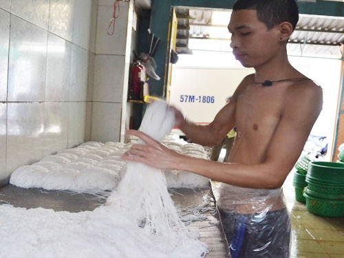 Dùng hóa chất tái chế bún ôi thiu thành tươi mới