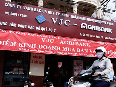 Giá vàng trong nước xuống do đâu?