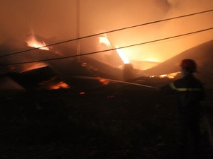 Cháy lớn gần ga đe dọa tàu Bắc - Nam