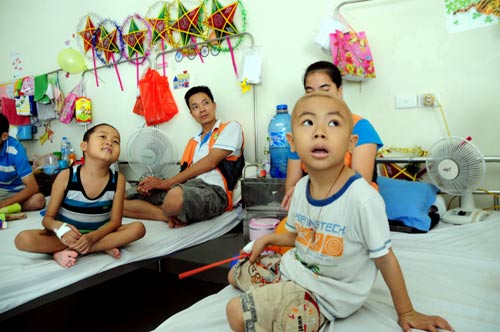 Rớt nước mắt các em bé đón Trung Thu tại viện Máu