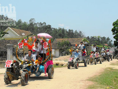 Đám cưới ‘độc’, rước dâu bằng 12 xe công nông