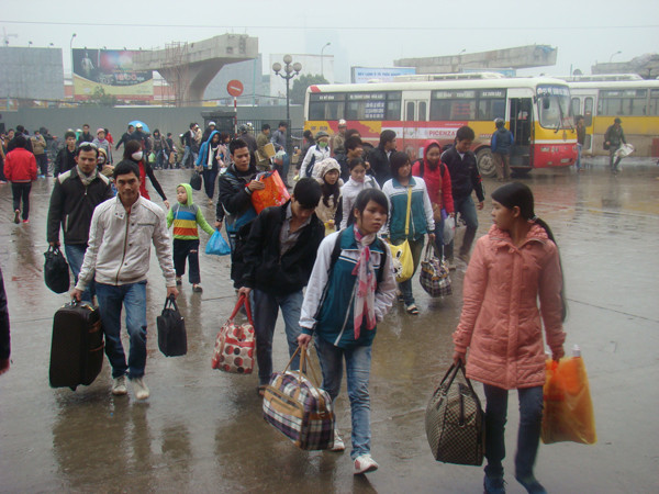 Sinh viên tất tả về quê đón Tết