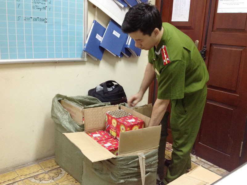 Bắt hơn 100 kg pháo trên xe khách