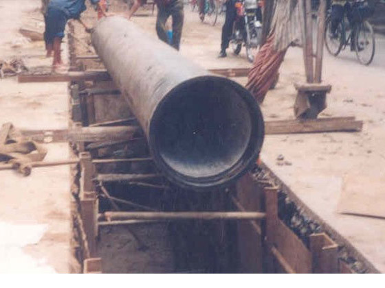 Bé ba tuổi sóng sót sau hai ngày rơi xuống cống