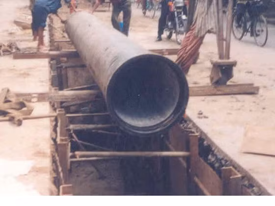 Bé ba tuổi sóng sót sau hai ngày rơi xuống cống