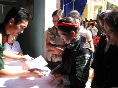 Lính quân y cấp phát thuốc cho dân Ảnh: Văn Định