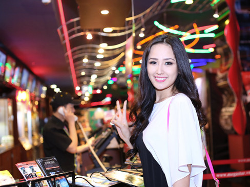 Mai Phương Thúy đẹp giản dị trong ngày tri ân thầy cô