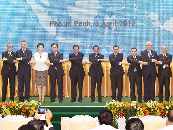 Thủ tướng Nguyễn Tấn Dũng (thứ 4 từ trái) chụp ảnh lưu niệm cùng các nhà lãnh đạo ASEAN tại Phnom Penh ngày 3-4 Ảnh: TTXVN