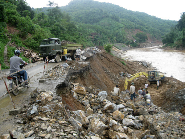 Mưa gây lở núi, quốc lộ 7A sạt lở nghiêm trọng