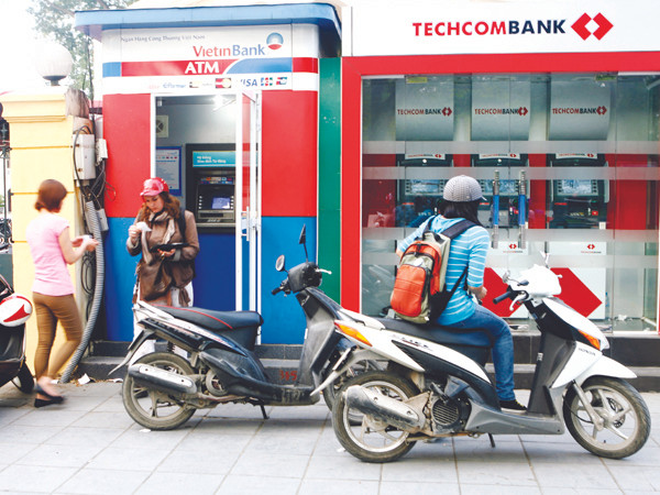 Nhiều người thu nhập thấp vẫn còn băn khoăn sau miễn thuế Ảnh: Hồng Vĩnh