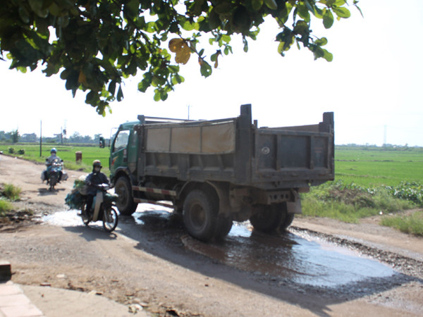 Đường 16 có nhiều đoạn xuống cấp nghiêm trọng nhưng tiến độ thi công chậm Ảnh: Tường Văn