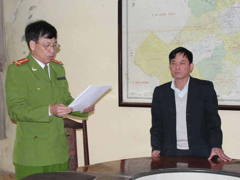 Tống đạt quyết định khởi tố đối với ông Lực