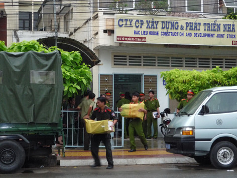 Trong tù, chồng kháng án; ở ngoài, vợ kêu oan!