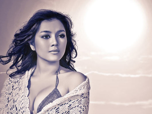 Lý Nhã Kỳ với những bức hình tiền tỷ