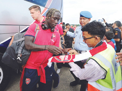 Arsenal mang vệ sĩ, đầu bếp riêng tới Việt Nam