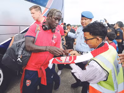 Arsenal mang vệ sĩ, đầu bếp riêng tới Việt Nam