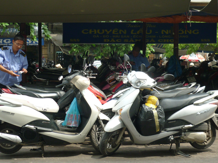 Bãi trông xe trong chợ Đồng Xuân, một trong những nơi vé ghi 2 nghìn nhưng lại thu 5 nghìn