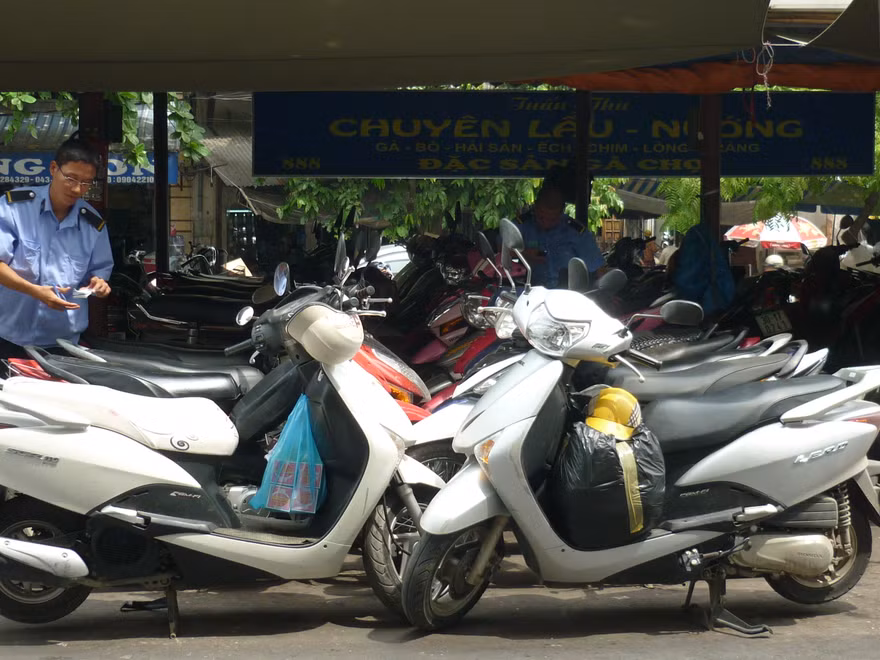 Bãi trông xe trong chợ Đồng Xuân, một trong những nơi vé ghi 2 nghìn nhưng lại thu 5 nghìn