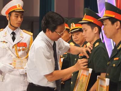 Tuyên dương gương mặt trẻ tiêu biểu toàn quân