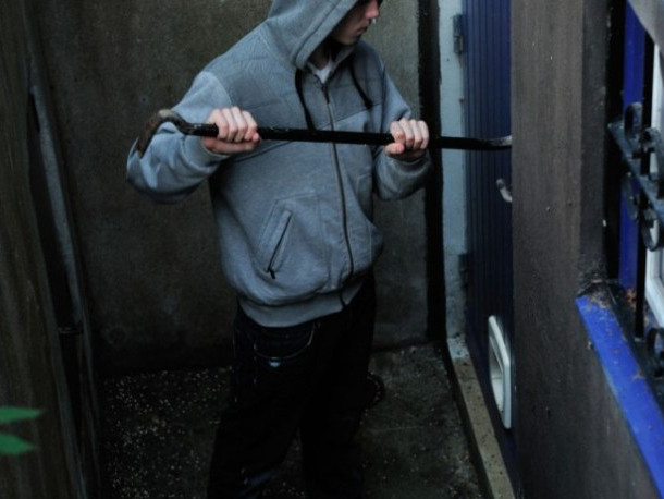 Trộm đột nhập vào nhà, gọi... cảnh sát đến cứu