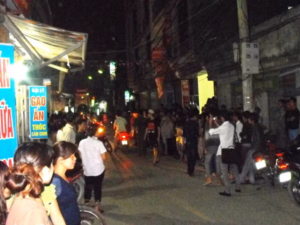 Cái chết của cô gái gây xôn xao dư luận, thu hút sự quan tâm của người dân hiếu kỳ