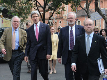 Ngoại trưởng Mỹ sải bước trên đường phố Việt Nam