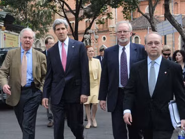 Ngoại trưởng Mỹ sải bước trên đường phố Việt Nam