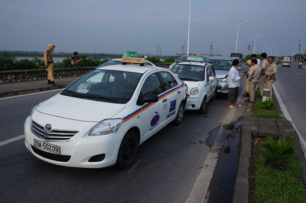 3 chiếc ô tô "cắn đuôi" nhau trên đường âu cơ