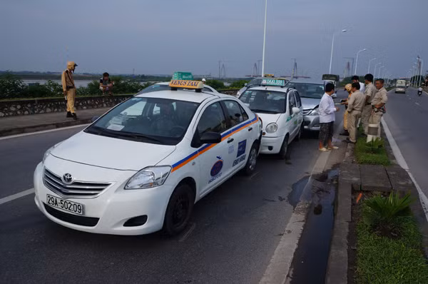 3 chiếc ô tô "cắn đuôi" nhau trên đường âu cơ