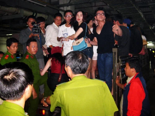 Đột kích quán bar, tạm giữ hơn 100 nam thanh nữ tú