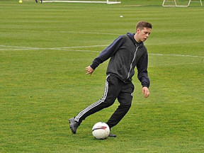 Con trai Beckham thử việc tại MU