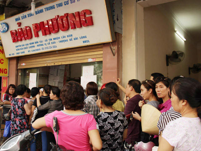 Xếp hàng mua bánh trung thu, giao thông tắc nghẽn