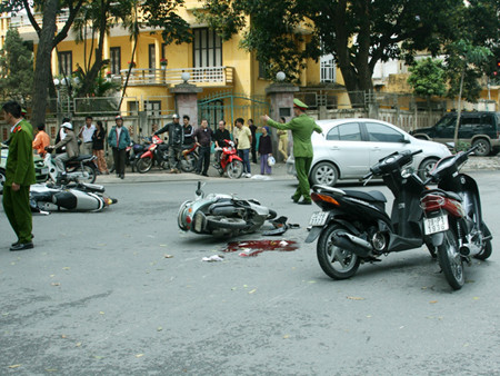 Hiện trường vụ va chạm giao thông do truy đuổi cướp ngày 28-2