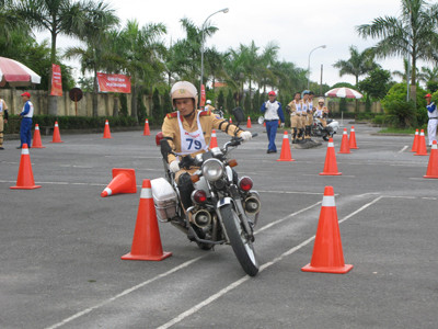 Cảnh sát giao thông cũng học lái xe an toàn