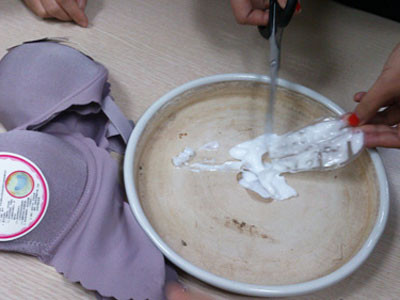 Áo ngực chứa dung dịch lạ xuất hiện ở Hà Nội