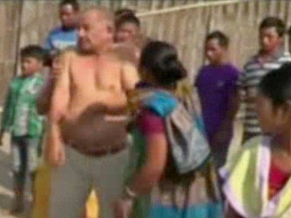 Quan chức bị lột áo và tát vì tội cưỡng hiếp phụ nữ