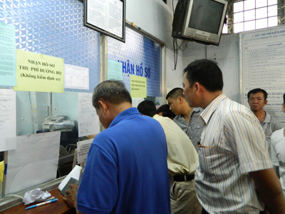 Chầu chực nộp phí đường bộ