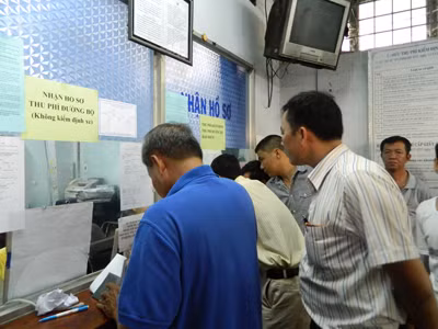Chầu chực nộp phí đường bộ