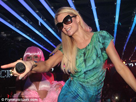 Chị em Paris Hilton vui chơi hết mình