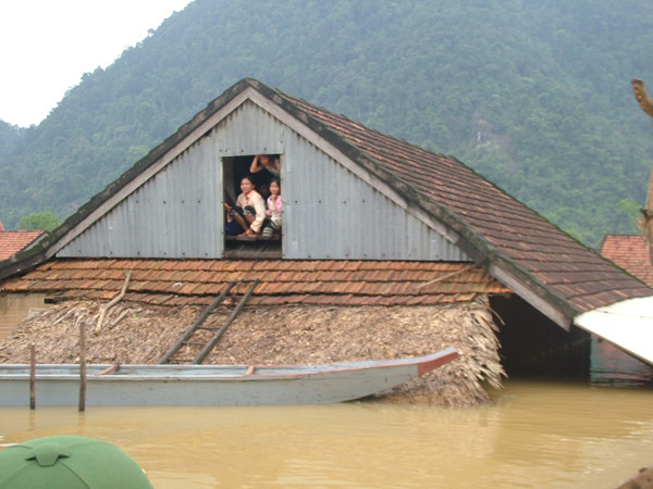 Lũ quét cô lập gần ngàn hộ dân