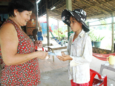 Bán vé số là công việc thường ngày của Khả Ái hơn 2 năm nay Ảnh: Quang Phương