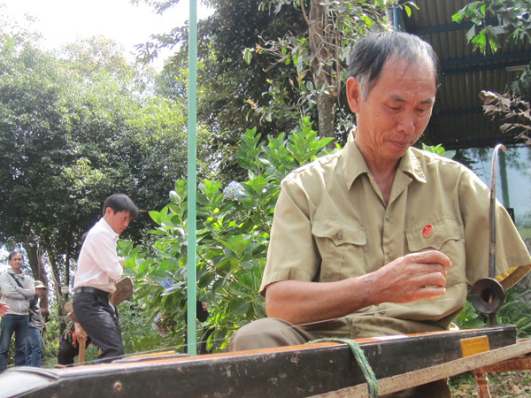 Một tay vẫn chơi đàn bầu điêu luyện