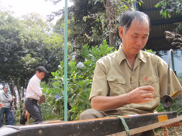 Một tay vẫn chơi đàn bầu điêu luyện