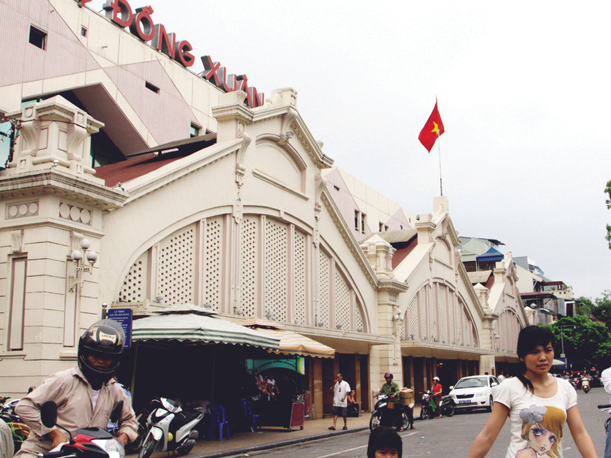 Hàng hóa Trung Quốc đang chiếm vị thế áp đảo tại chợ Đồng Xuân, Hà Nội Ảnh: Minh Đức